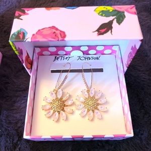 🌼 Betsey Johnson Daisy Earrings 🌼